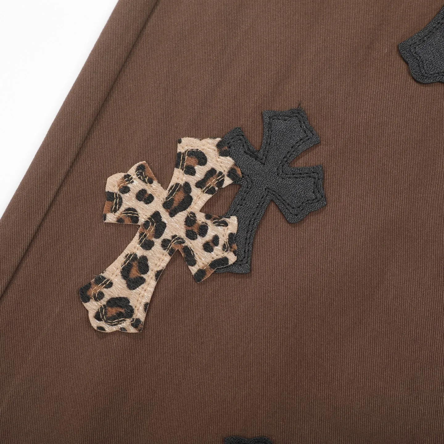 P260 Chrome Hearts/Chrome Hearts leopard print checkerboard horsehair cross patch leather jeans - Full of exploring the ultimate in fashion, Chrome Hearts' new Chrome Hearts pants cleverly integrate camouflage cross, checkerboard horsehair cross and other elements to break the traditional boundaries. The clever fusion of Mattyboy’s same style, overalls and khaki jeans brings endless matching inspiration to fashionistas.  This pair of Croxin overalls not only presents a unique retro style, but also combines comfort and sophistication with its wide-leg, loose design. The mid-high waist design matches a lazy and casual style, which not only makes the legs longer but also maintains a casual feel, it is a must-have fashion choice for trendy men and trendy women.  Brown overalls are unique in leather matching and color selection, making them the leader among overalls. Chrome Hearts' khaki cross chino casual pants have a prince-like aristocratic feel. The pants have 40 panels of leather and full texture. The W34 size is perfectly presented and has become the focus of the forefront of fashion. Whether it's for daily wear or a trendy try, these pants can bring you an excellent fashion experience.  Color: brown Size: 28 30 32 34 corresponding size s-xl